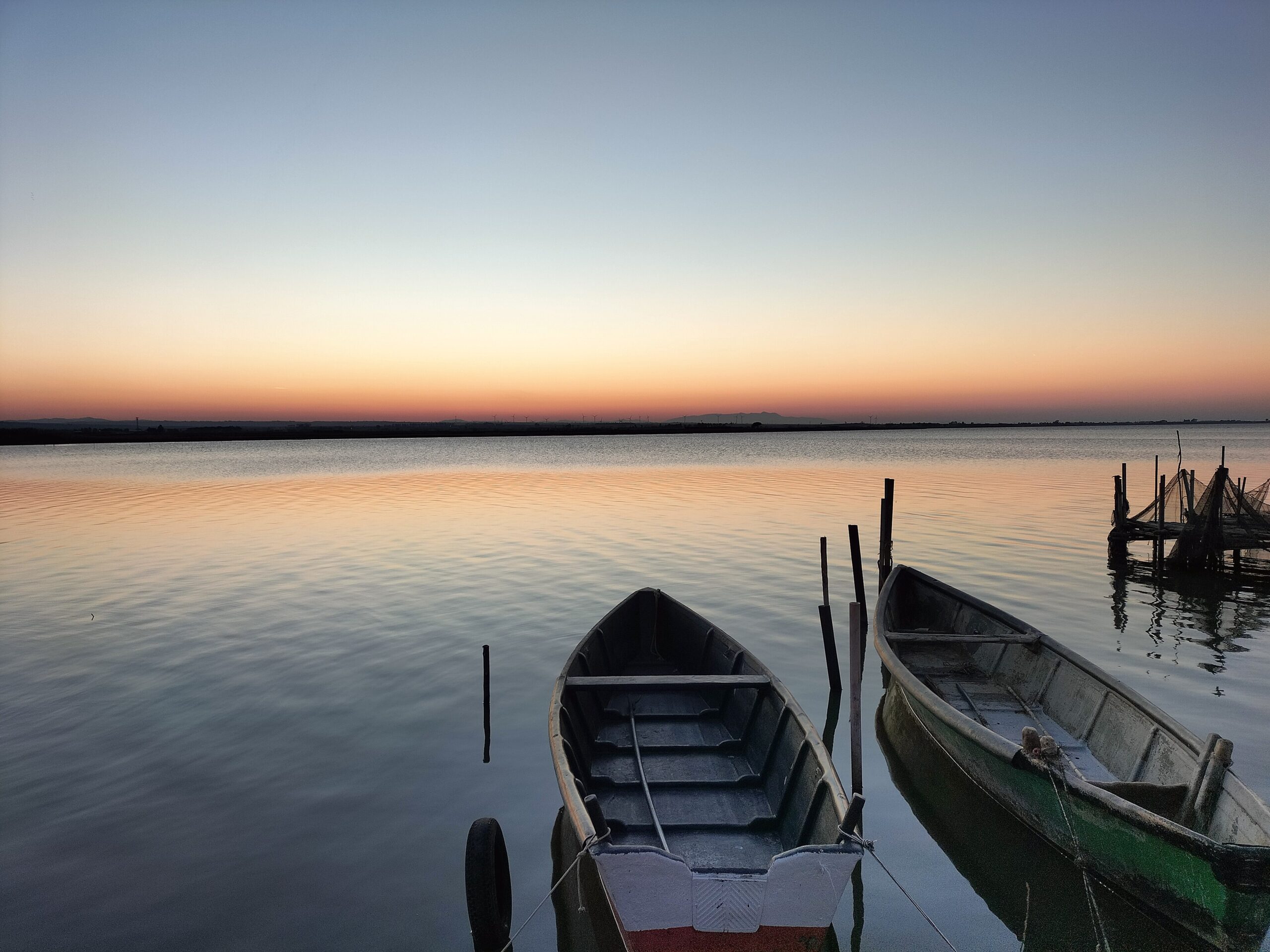 Barche dei pescatori ormeggiate nel lago di Lesina al tramonto