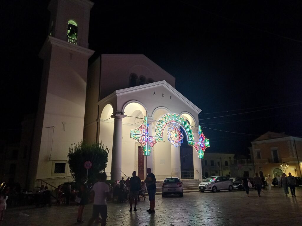 La Cattedrale della Santissima Annunziata di Lesina la sera, con le luminarie della festa
