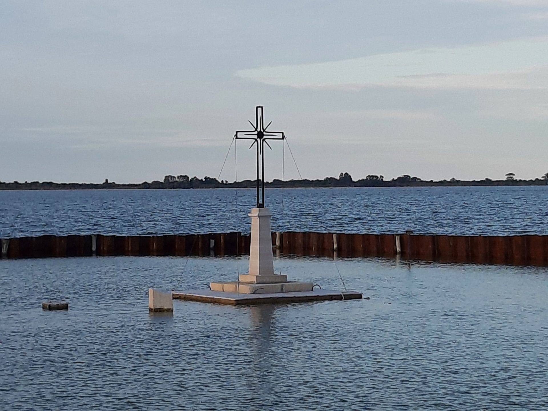 La croce sull'isolotto di San Clemente nel lago di Lesina