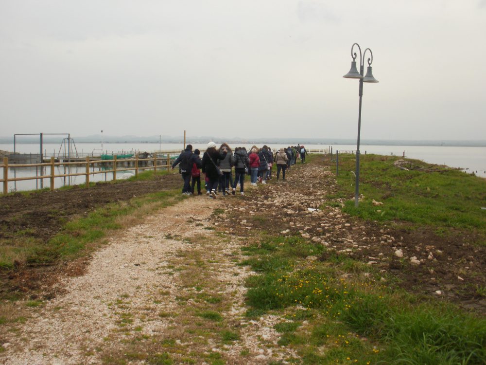Gita scolastica sull'argine della Laguna di Lesina