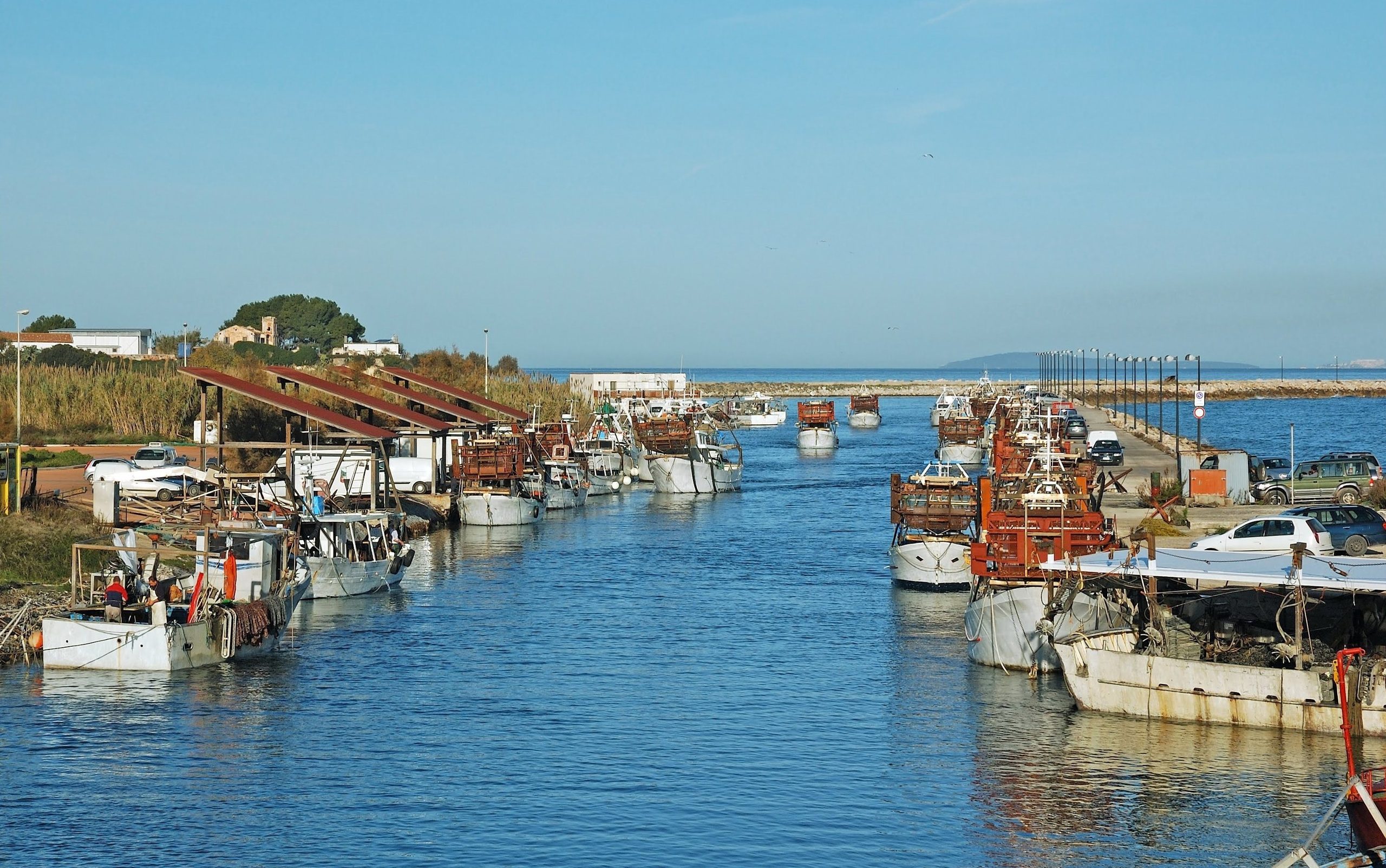 Barche alla foce di Capoiale, il canale tra il lago di Varano e il mare