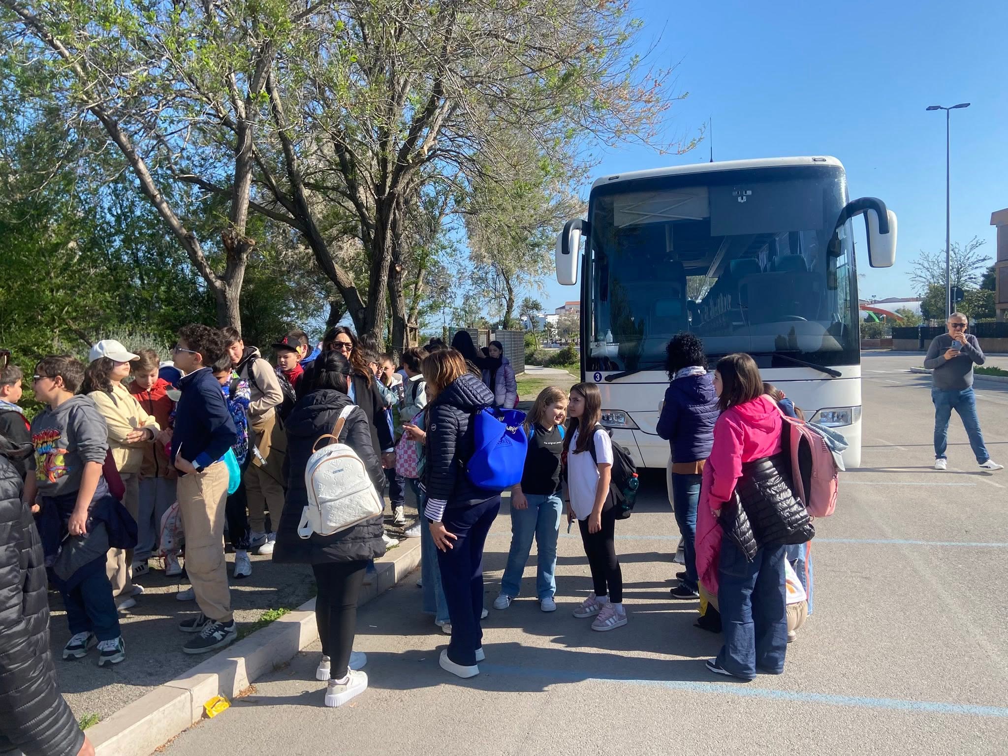 Scolaresca scende dal pullman per la gita didattica sul Lago di Lesina