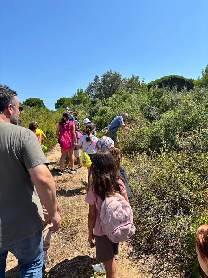Guida e alunni sul sentiero del Bosco Didattico durante un'uscita didattica