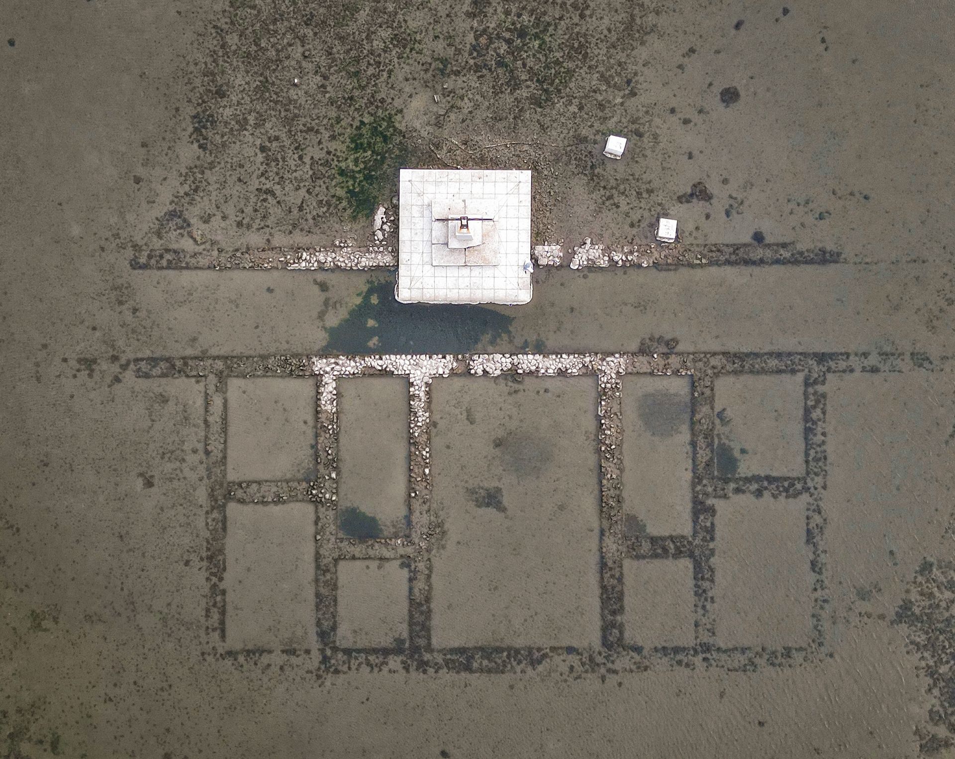 I resti della villa romana sull'isolotto di San Clemente visti dall'alto