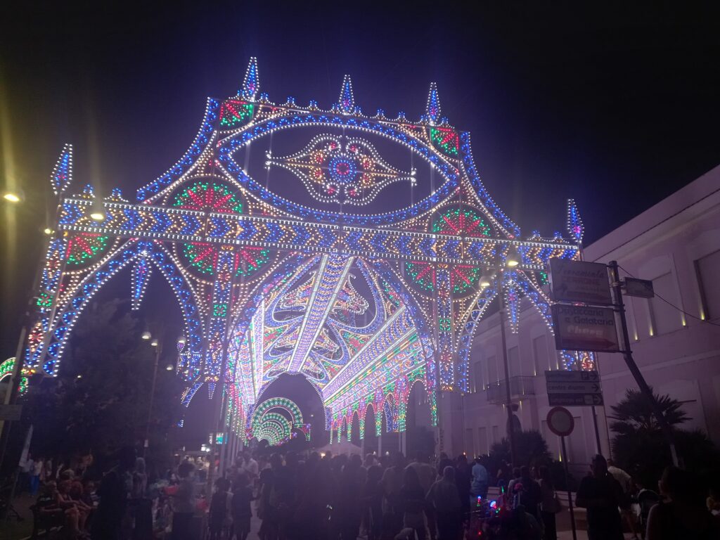 Le luminarie di una festa nelle strade di Lesina