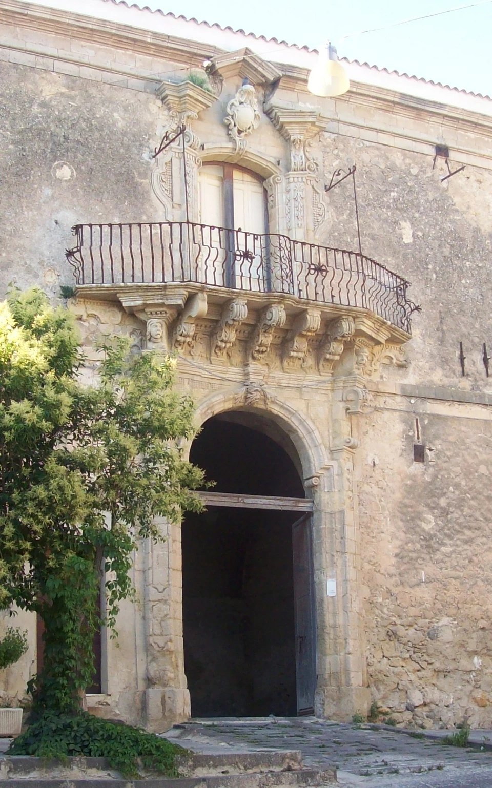 Il portale e il balcone del Palazzo Vescovile di Lesina