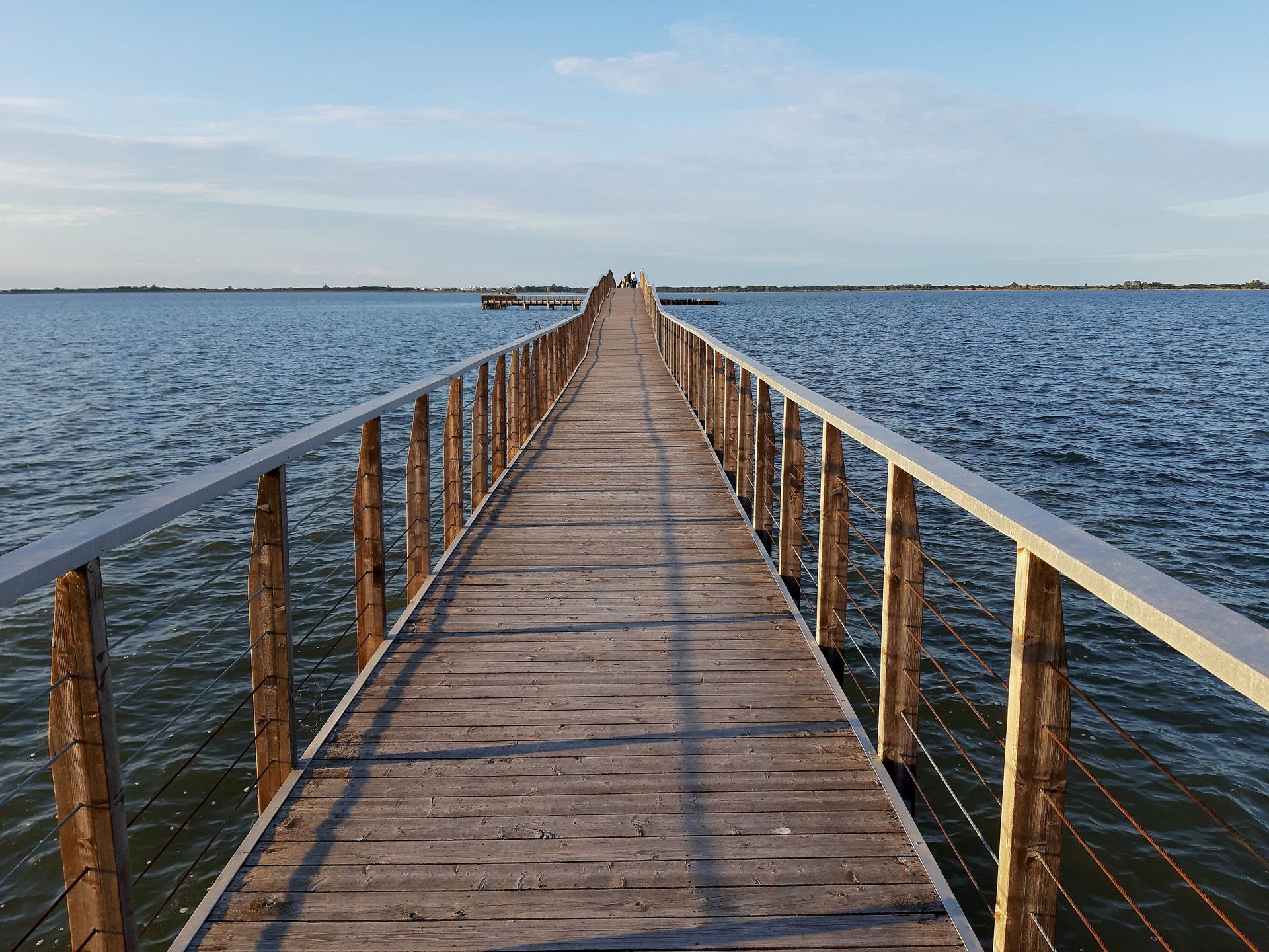 Il pontile in legno verso l'isolotto di San Clemente