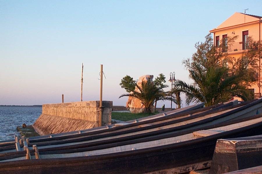 Sandali, le barche tipiche dei pescatori, sul lungolago di Lesina