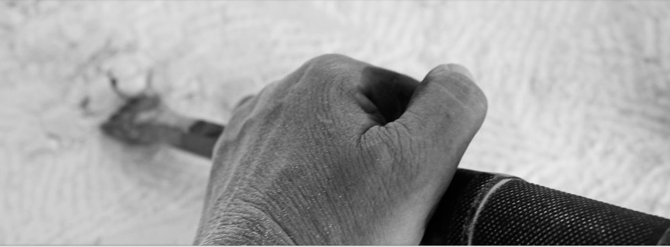 La mano di uno scultore al lavoro sulla pietra