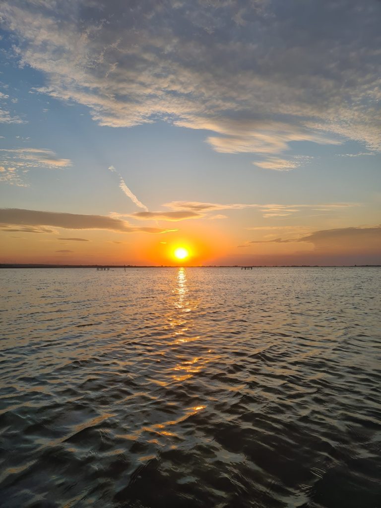Tramonto sul lago di Lesina in sandalo