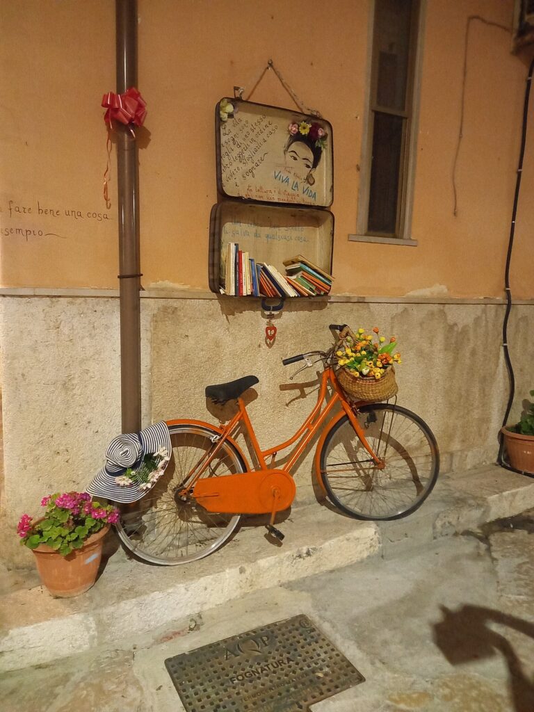 Un vicolo del centro storico di Lesina con una bicicletta e i fiori
