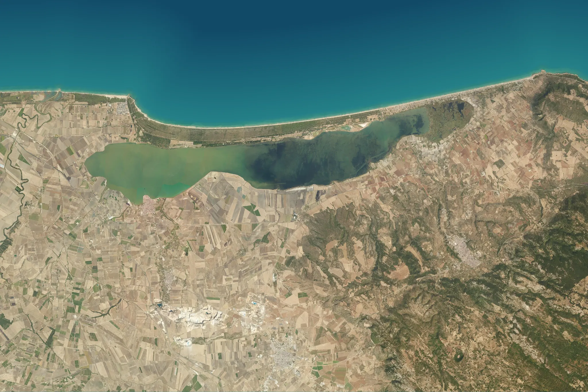 Foto aerea della laguna di Lesina tra il mare Adriatico e il Gargano
